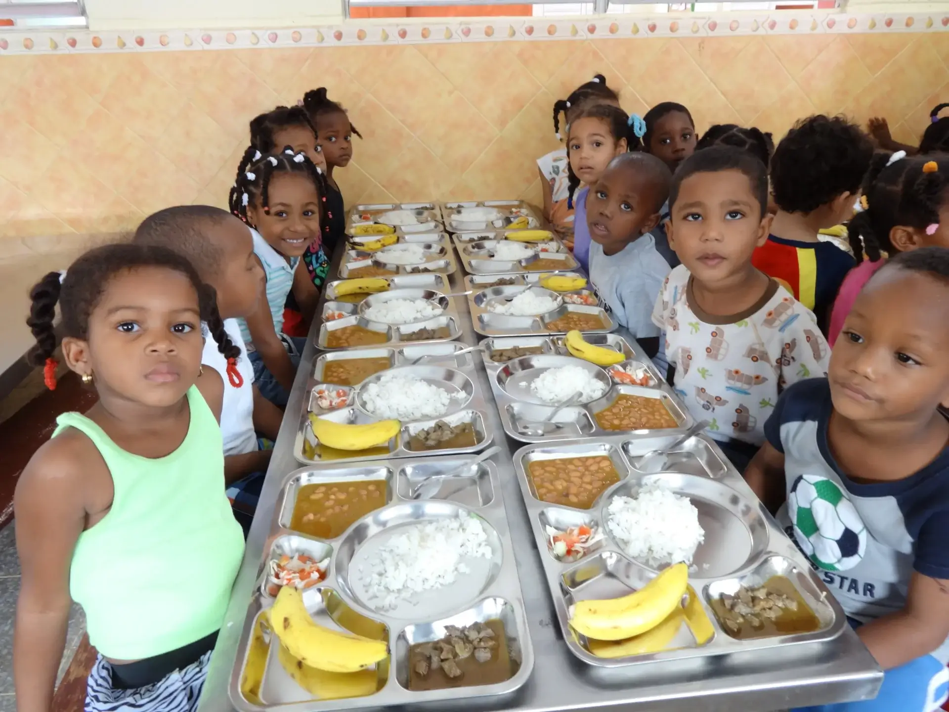 Niños comiendo en la Guardería Parroquial El Almendro